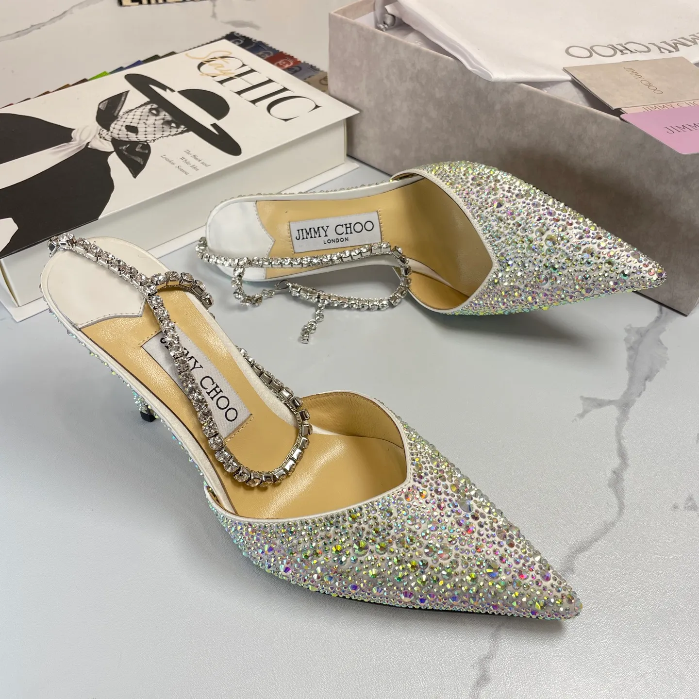 👟👟Ex-factory price 680👟👟 Jimmy Choo/Jimmy Choo classic diamond chain pointed toe crystal high-heeled sandals. Excellent crystal shoes, so beautiful that you can't take your eyes away. The shape of the shoes is very delicate, not too narrow and long. The internal space is sufficient, allowing the toes to relax enough. The rhinestones outline a charming arc on the instep, which is simply beautiful. It has a 360-degree surrounding fairy atmosphere, gorgeous but not exaggerated! ! The fabric is made of imported silk, with imported sheepskin lining. Customized A-grade Italian genuine leather sole. Heel height: 6.5 or 8.5. Size: 35-40 (41, 42, 43 customized, non-refundable)